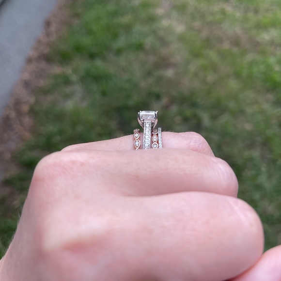 1.5 CT white gold Charles and Colvard Engagement ring - Picture 8 of 9